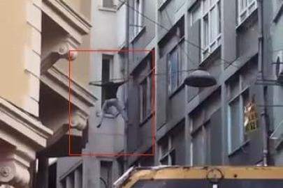 Beyoğlu’nda yürekleri ağza getiren anlar: Elektrik tellerinden açılan hava minderine düştü