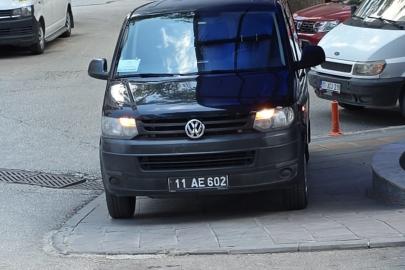 Bilecik’te kaldırıma park eden araç tepkilere neden oldu