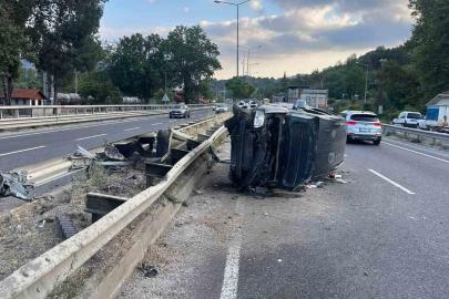 Bilecik’te otomobil bariyerlere çarptı: 3 yaralı