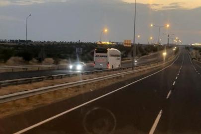 Birecik’te otoyolda tehlikeli anlar: Yolcu otobüsü ters yönde ilerledi