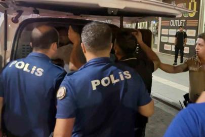 Biri oynayarak, diğeri zorla gözaltına alındı: İlginç anlar kamerada