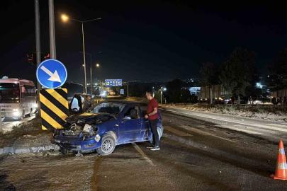 Bolu’da kırmızı ışıkta geçen otomobil kamyonla çarpıştı