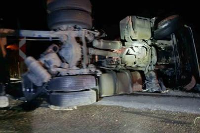 Bolu’da soda yüklü tır devrildi: Yol ulaşıma kapandı