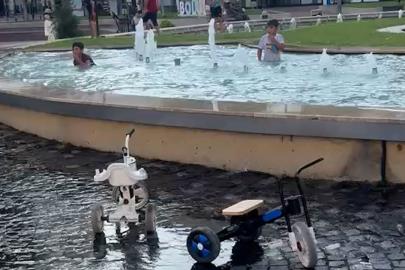 Bolu’da tehlikeli serinlik: Yasağa ve elektrik akımına aldırış etmeden süs havuzunda yüzdüler