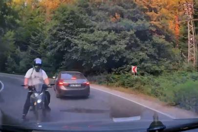 Bolu’da virajı alamayan motosiklet otomobile çarptı