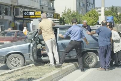 Boyabat’ta trafik kazası: Otomobil refüje çıktı