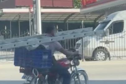 Boynunda merdivenle motosiklet kullandı
