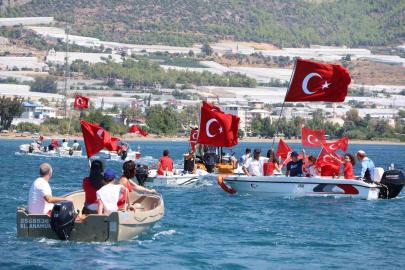 Bozyazı’da amatör balıkçılardan 30 Ağustos’a denizde anlamlı kutlama