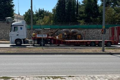 Burdur’da ani fren yapan tırın üzerindeki greyder devrildi