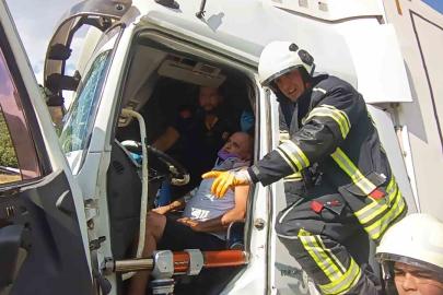 Burdur’da tırlar çarpıştı: 1 yaralı