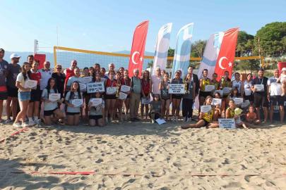 Burhaniye’ de plaj voleybolu heyecanı yaşandı