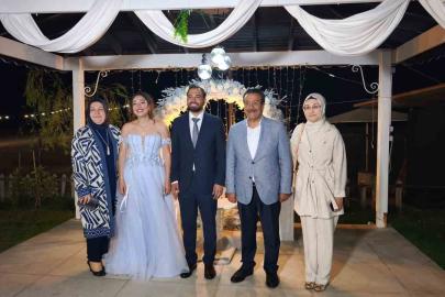 Burhaniyeli gençlerin nişan yüzüklerini kaymakam taktı