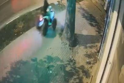 Bursa’da kaza dehşeti saniye saniye kamerada...ATV ile yolun karşısına geçerken canından oldu