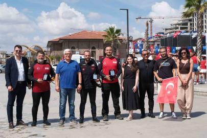 Büyükçekmece’de denizde 660 metrekarelik Türk bayrağı açıldı