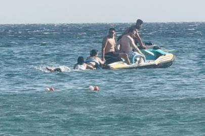 Büyükçekmece’de denizde boğulma tehlikesi atlatan kadının korku dolu anları kamerada