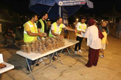 Büyükşehir Mevlit Kandil’inde 19 ilçede lokma ikram etti