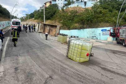 Çamaşır suyu tanklarını taşıyan kamyon devrildi: 1 yaralı