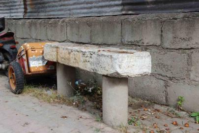 Cami bahçesinde yer olmayınca kaldırıma konuldu, kaldırımda ki musalla taşı dikkat çekiyor