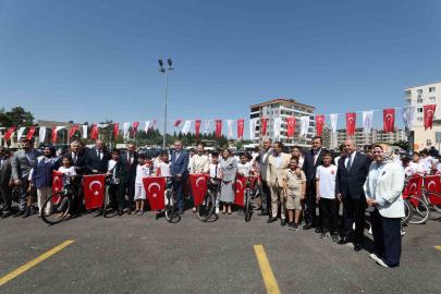 "Camini Bul Takımını Kur" futbol turnuvasına katılan öğrencilere bisiklet hediye edildi