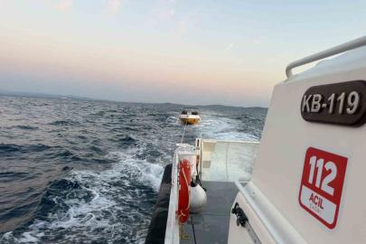Çanakkale Boğazı’nda içinde 7 kişinin bulunduğu sürüklenen tekne kurtarıldı