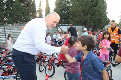 Canik’te camiye giden çocuklar hediyelerine kavuşuyor