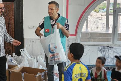 Cansuyu Derneği Cizre’deki Kur’an kursu öğrencilerinin yüzlerini güldürdü