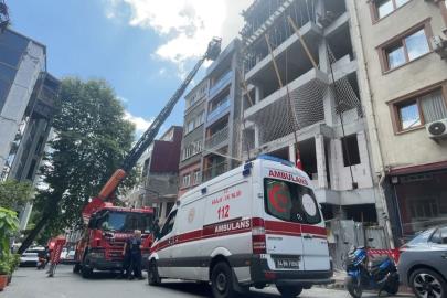 Çatıdaki çıplak şahıs intihar paniğine neden oldu: Turist olduğu ortaya çıktı
