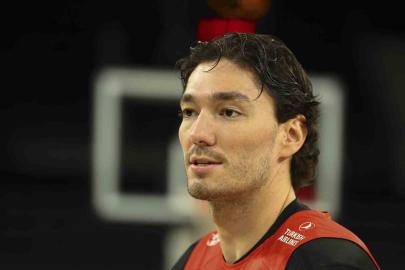 Cedi Osman: "Kendi taraftarımızın önünde çok önemli bir maça çıkıp galibiyetlerimizle devam etmek istiyoruz"