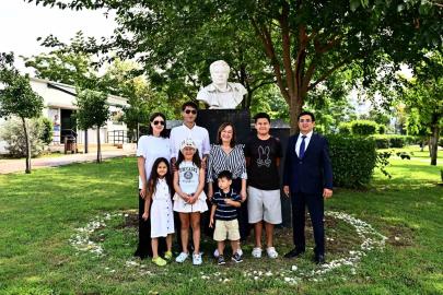 Cengiz Aytmatov’un oğlu ünlü yazarın daha önce yayımlanmamış çalışmalarını Antalya’daki kütüphaneye bağışladı