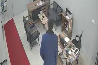 Cep telefonu hırsızlığı kameraya takıldı