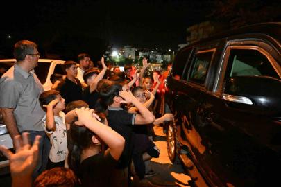 Cizre’de çocuklar Müdür Sazak’ın önünü kesti