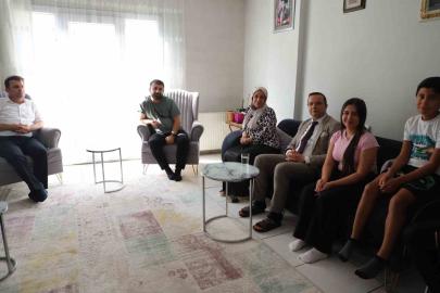 Cizre’de YKS’de başarılı olan öğrencilerin evlerine gidilip tebrik edildi