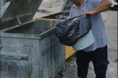Çöp konteynırı tutuştu, temizlik işçisi anında müdahale etti