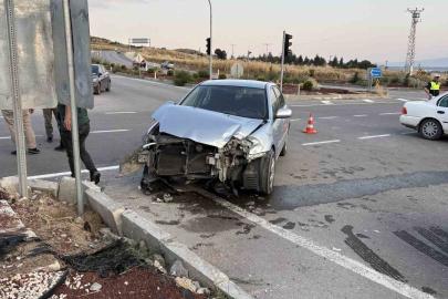 Çorum’da iki otomobil çarpıştı, sürücüler yara almadan kurtuldu