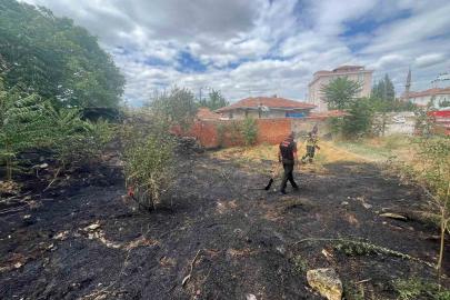 Çorum’da otluk alanda çıkan yangının evlere itfaiye önledi