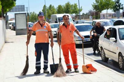 Çorum’da yolda kalan sürücünün yardımına belediye temizlik personeli koştu