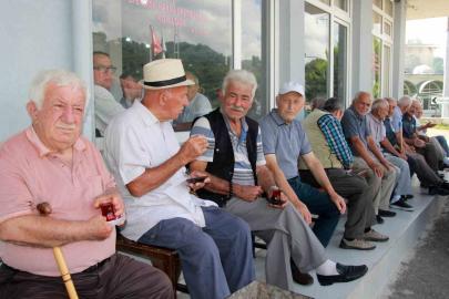 Cuma günleri bayram havasında geçiyor: Cami cemaati 3 kat arttı