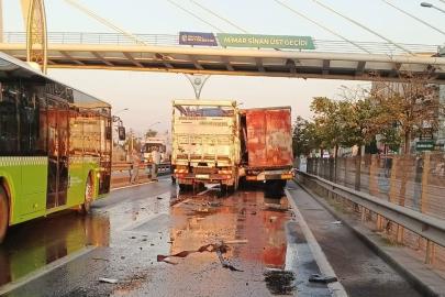 D100’de tıra çarpan kamyonun kupası ezildi: Sürücü sıkıştı