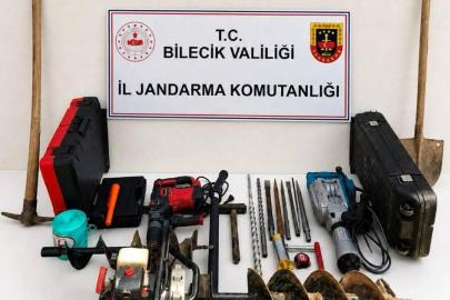 Darphane emeklisi ve 4 arkadaşı define ararken yakalandı