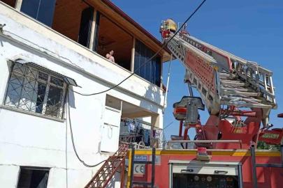Defne’de çatı yangını binaya sıçramadan söndürüldü
