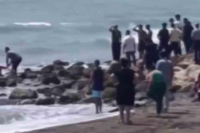 Denize girmeyin uyarısına aldırış etmeyen 14 yaşındaki çocuk dalgalara kapılarak kayboldu