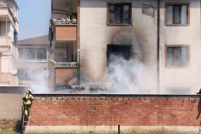 Depoda çıkan yangın apartmanı yakıyordu