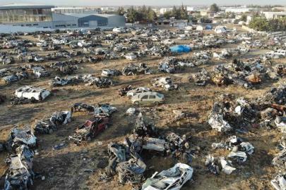 Depremin acı yüzünü yansıtan araç mezarlığından geriye sadece bir minibüs kaldı