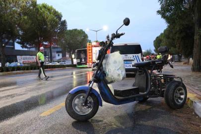 Devrilen motosiklet sürücüsü otobüsün altında kaldı: 1 ölü
