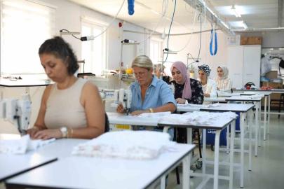 Didim’de kadınlar dikiş öğrenirken üretime de katkı sağlıyor