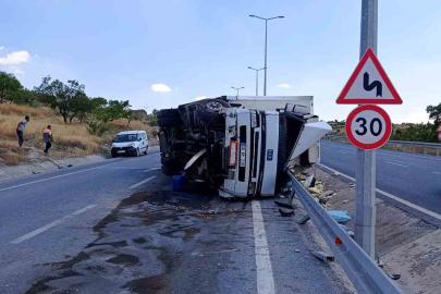 Direksiyon hakimiyeti kaybolan tır devrildi: 1 yaralı