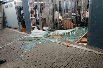 Direksiyon hakimiyetini kaybeden sürücü dükkana girdikten sonra firar etti