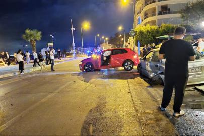 Direksiyon hakimiyetini kaybetti, karşı şeritteki otomobile çarptı: 4 yaralı