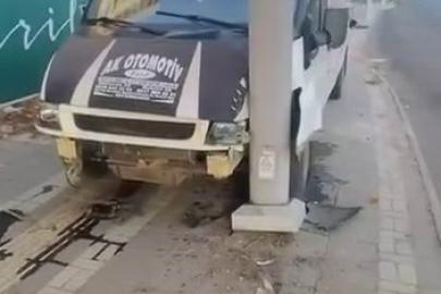 Diyarbakır’da araç direğe çarptı: 1 yaralı