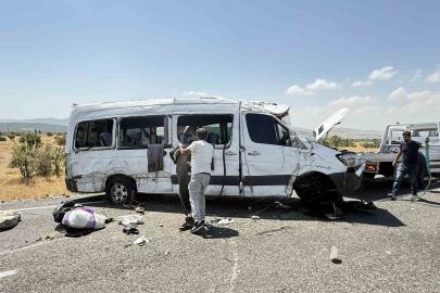 Diyarbakır’da düğün hazırlığında olan ailenin minibüsü devrildi: 3 ölü, 11 yaralı